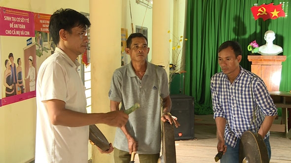 Nghệ nhân Ưu tú Y Toen Niê Kđăm (ngoài cùng bên trái) hướng dẫn kỹ thuật sử dụng chiêng cho thành viên đội chiêng buôn Tul.