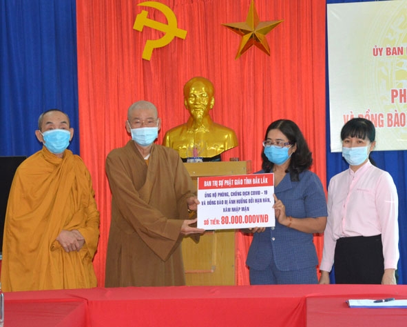 Đại diện Ban Trị sự Giáo hội Phật giáo Việt Nam tỉnh trao kinh phí hỗ trợ công tác phòng, chống dịch Covid-19 cho Ủy ban MTTQ Việt Nam tỉnh.