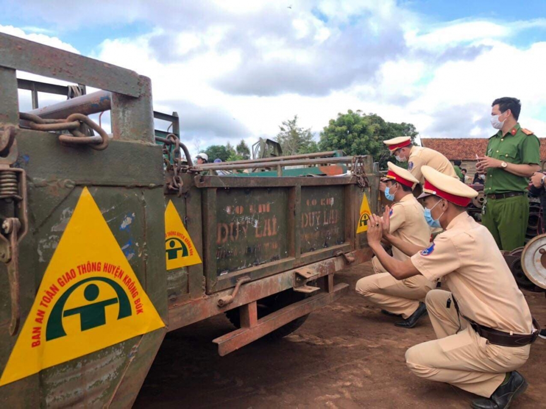  Công an huyện Krông Búk dán decal phản quang xe công nông cho người dân. 