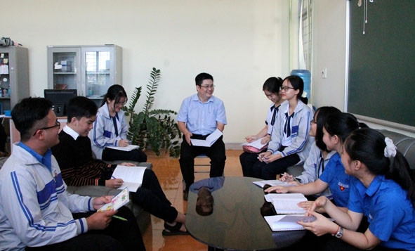 Thầy Phạm Công Tuấn trao đổi, thảo luận với chi đoàn các lớp về nội dung tổ chức hoạt động ngoại khóa. 