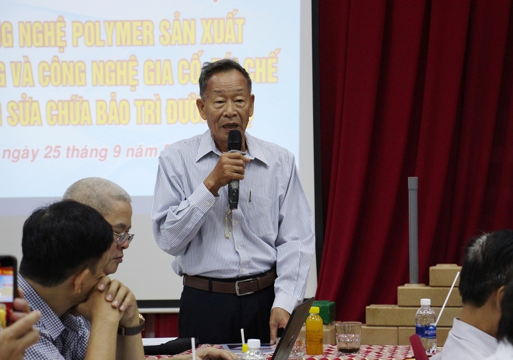 Ông Nguyễn Đặng Hùng, người phát minh chất phụ gia kháng trương nở (phụ gia TS Polymer) trình bày tham luận tại hội thảo
