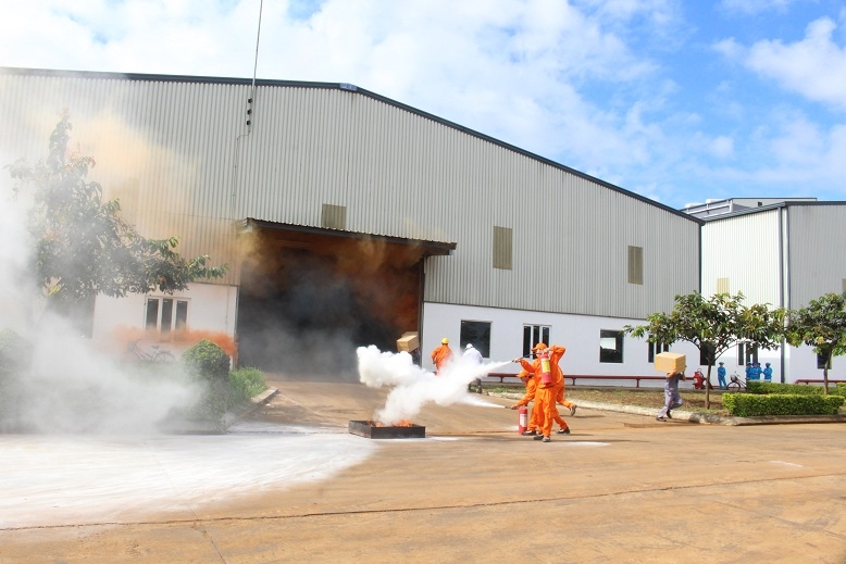 Lực lượng phòng cháy chữa cháy cơ sở (Công ty TNHH MTV cà phê Ngon) diễn tập phương án chữa cháy.