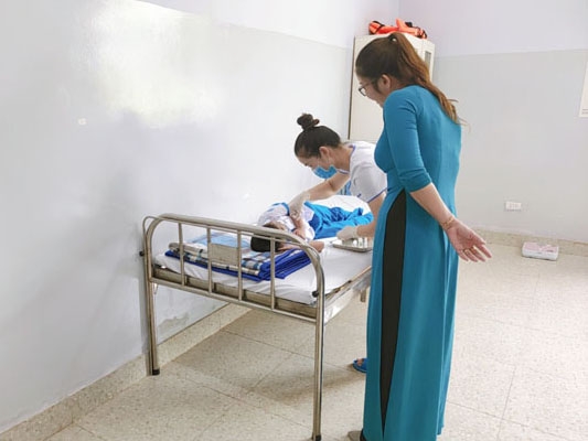 Nhân viên y tế Trường Tiểu học Quốc tế chăm sóc sức khỏe cho học sinh.  