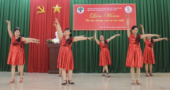 Thành viên CLB Vũ điệu dưỡng sinh và văn nghệ TP. Buôn Ma Thuột luyện tập các bài nhảy hiện đại. 