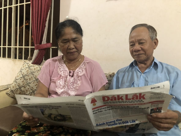 Bà H’Bai Knul  cùng chồng đọc báo để cập nhật  kiến thức.