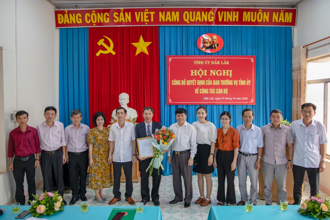 Các đồng chí lãnh đạo Tỉnh ủy và cán bộ của Báo Đắk Lắk chúc mừng đồng chí Đinh Xuân Toản.