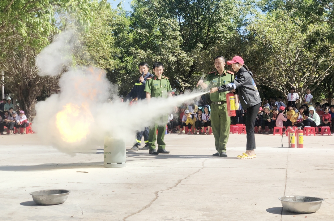    Học sinh Trường THCS Lê Hồng Phong ( xã Ea Huar, huyện Buôn Đôn) thực hành dập tắt bình gas đang cháy.    Ảnh:  Hiếu Hải
