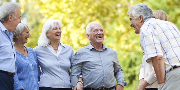 Giữ tâm trạng thảnh thơi, vui vẻ sẽ rất tốt cho sức khỏe người cao tuổi.