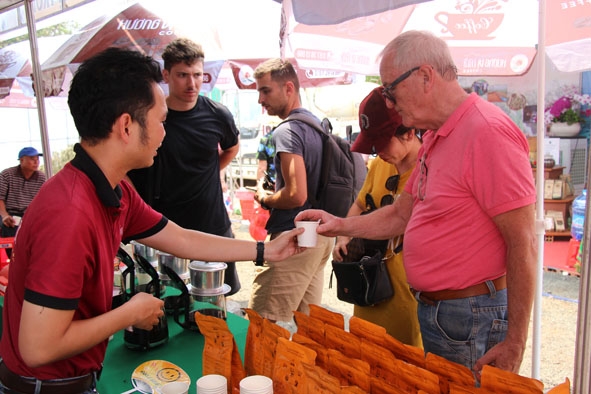 Du khách nước ngoài tìm hiểu về các sản phẩm cà phê của Đắk Lắk.  Ảnh: Thanh Hường