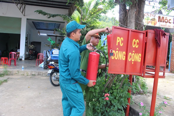 Lực lượng dân phòng và công an xã Yang Reh (huyện Krông Bông) kiểm tra bình chữa cháy  tại “Hộp chữa cháy công cộng”.  