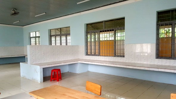 Nhà ăn khu bán trú Trường THPT Trần Hưng Đạo được xây dựng khang trang nhưng học sinh không sử dụng.  
