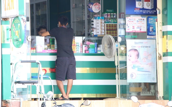 Người dân mua thuốc tại một quầy thuốc trên đường Trần Quý Cáp, TP. Buôn Ma Thuột.