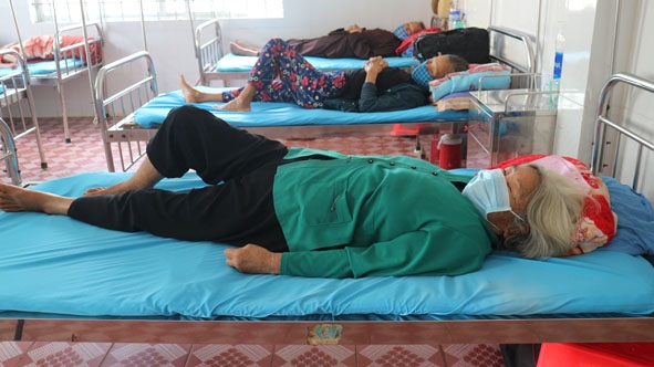Bệnh nhân điều trị tại Trung tâm Y tế huyện Ea Kar.  Ảnh: Quang Nhật