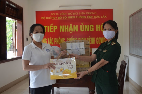 Trung tá Trịnh Thị Thanh Hải tiếp nhận trang thiết bị y tế để trao tặng cán bộ, chiến sĩ Biên phòng đang thực hiện phòng, chống dịch trên biên giới. 