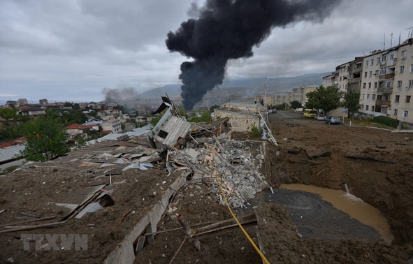 Hiện trường một vụ pháo kích tại Stepanakert, thủ phủ khu vực tranh chấp Nagorno-Karabakh, ngày 4-10.     Ảnh: AFP/TTXVN