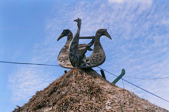 Hình ảnh chim tring được nghệ nhân dân gian Cơ Tu điêu khắc trên nóc ngôi nhà làng truyền thống.