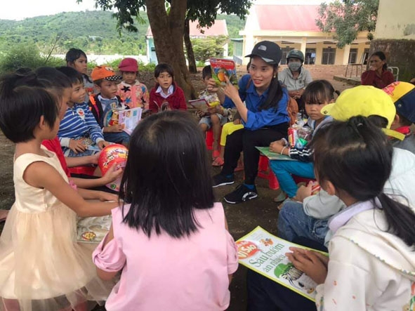 Học sinh Trường Phổ thông Dân tộc bán trú Tiểu học và THCS Bùi Thị Xuân chăm chú nghe tình nguyện viên giới thiệu về sách.