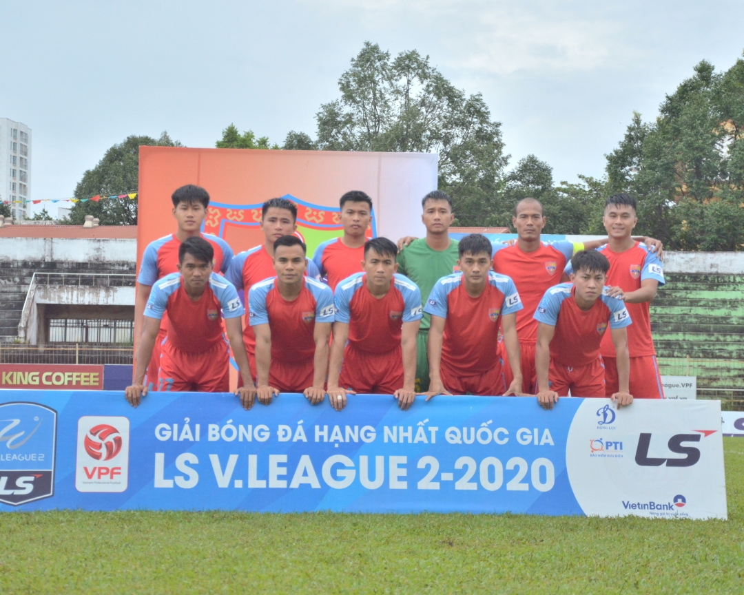 Đội hình Câu lạc bộ bóng đá Đắk Lắk ra sân gặp Đồng Tháp.