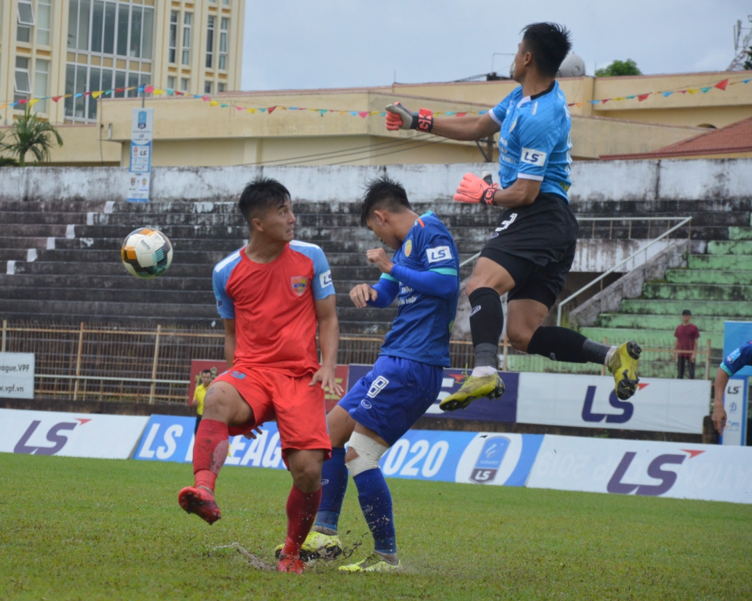 Pha cản phá của thủ môn Hồ Văn Tú của đội khách Đồng Tháp trước các cầu thủ chủ nhà.
