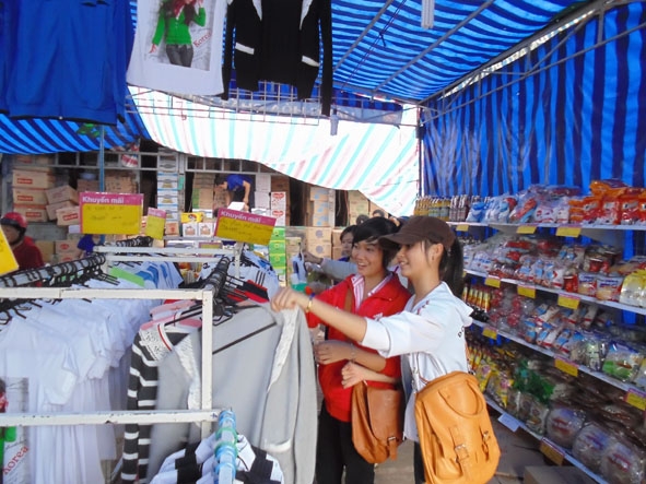 Người dân đến tìm hiểu thông tin, sản phẩm hàng hóa bày bán tại một Phiên chợ hàng Việt về miền núi diễn ra trên địa bàn tỉnh.