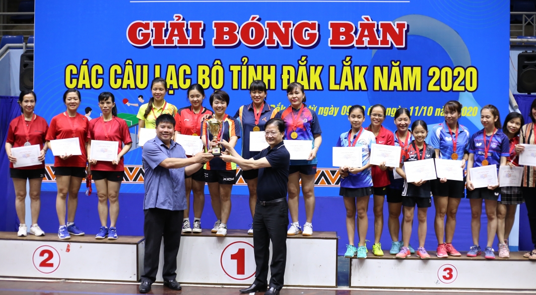 Ban tổ chức trao giải cho các câu lạc bộ đoạt thành tích cao ở nội dung đồng đội nữ.\