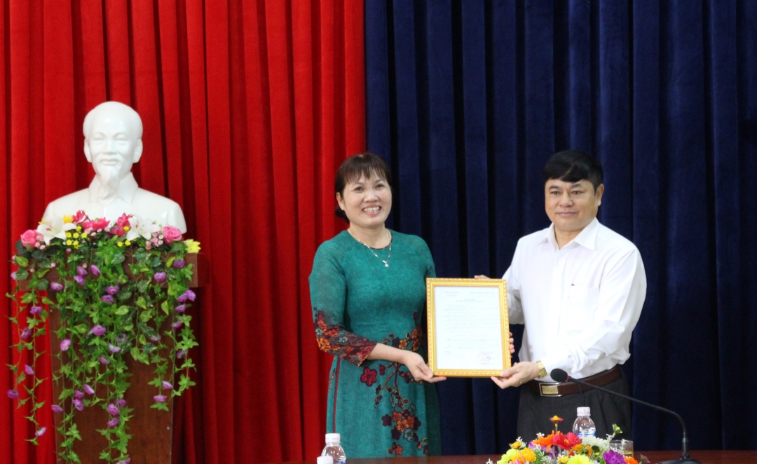 Phó Bí thư Thường trực Tỉnh ủy Phạm Minh Tấn trao quyết định bổ nhiệm cho đồng chí Đoàn Thị Biên.