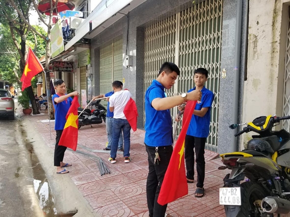 Đoàn viên thanh niên phường Thống Nhất (TP. Buôn Ma Thuột) thực hiện công trình treo cờ Tổ quốc chào mừng  Đại hội đại biểu Đảng bộ tỉnh lần thứ XVII.  