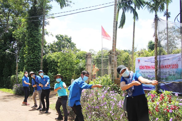 Đoàn viên thanh niên thi công công trình thắp sáng đường quê tại xã Dliê Ya (huyện Krông Năng). 
