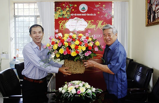 Tổng Biên tập Báo Đắk Lắk Đinh Xuân Toản đã tặng hoa chúc mừng Hiệp hội doanh nghiệp tỉnh