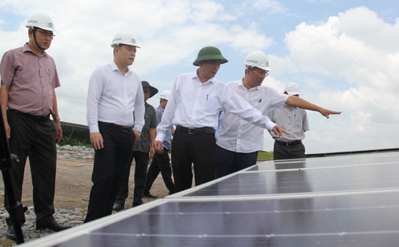 Chủ tịch UBND tỉnh Phạm Ngọc Nghị  (thứ ba từ phải sang) thăm Cụm nhà máy điện mặt trời Xuân Thiện (huyện Ea Súp).   Ảnh: Minh Thông