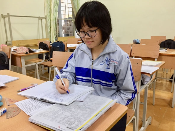 Hà Linh nghiên cứu bài tập trên lớp. 