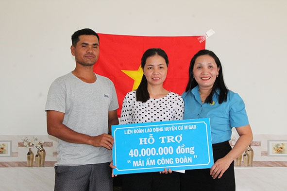 Gia đình chị  H'Men Êban, đoàn viên Công đoàn cơ sở Trường Mấu giáo Cư Suê (xã Cư Suê) được LĐLĐ huyện Cư M'gar hỗ trợ xây dựng nhà 