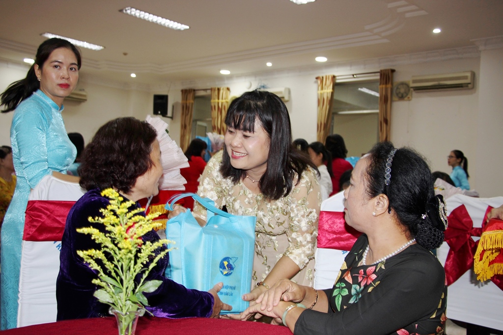 Phó Chủ tịch UBND tỉnh H'Yim Kđoh trao quà tặng các đại biểu tại chương trình