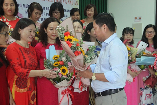 Cục trưởng Nguyễn Nam Thắng tặng hoa chúc mừng chị em nhân Kỷ niệm Ngày phụ nữ Việt Nam 20-10