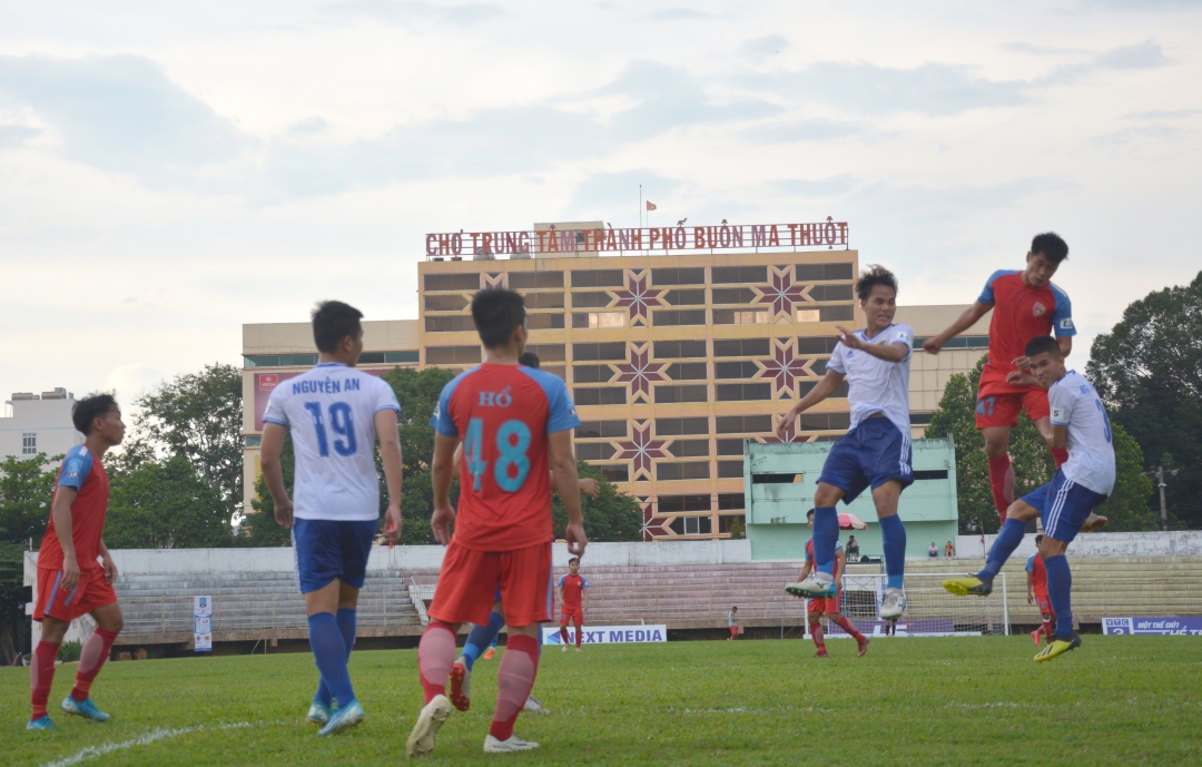Pha tấn công của các cầu thủ áo đỏ Đắk Lắk trong trận hòa Câu lạc bộ bóng đá Huế 0-0 ở giai đoạn 1.