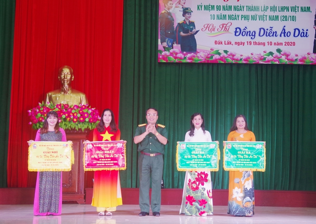 Thượng tá Trần Minh Trọng, Chính ủy Bộ Chỉ huy Quân sự tỉnh trao giải cho các đội dự thi