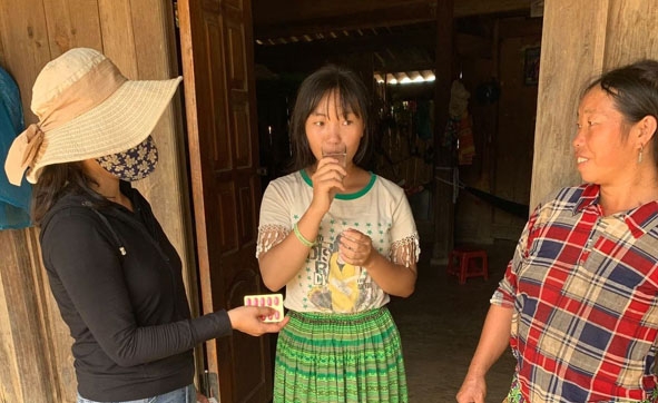 Cán bộ Trung tâm Y tế huyện Lắk phát và giám sát người dân buôn Đắk Sar, xã Đắk Nuê uống thuốc kháng sinh dự phòng phòng bệnh bạch hầu.