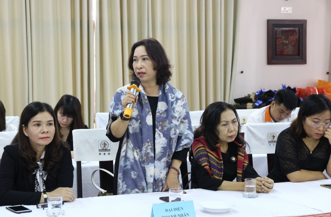 Cử tri Nguyễn Thị Huệ (TP. Buôn Ma Thuột) nêu ý kiến với Đoàn ĐBQH tỉnh Đắk Lắk. 