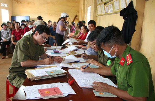Công an xã Pơng Drang làm thủ tục để cấp thẻ căn cước công dân.