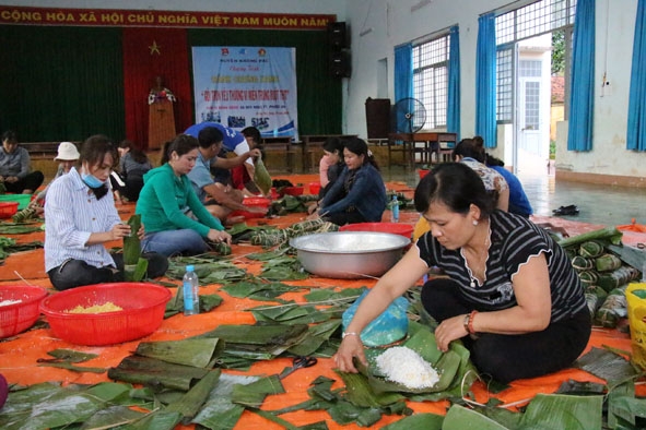 Người dân huyện  Krông Pắc   gói bánh tét  hỗ trợ đồng bào ở vùng lũ. 