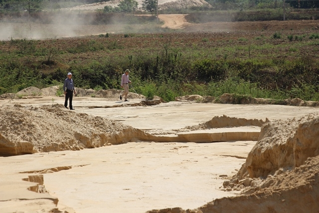 Lực lượng chức năng kiểm tra thực địa một điểm khai thác cát trên địa bàn huyện Krông Pắc