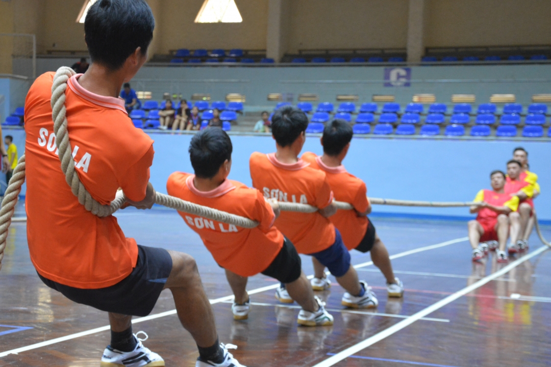 Hai đội Sơn La và Bắc Giang thi đấu loại, hạng cân 260 kg nam.