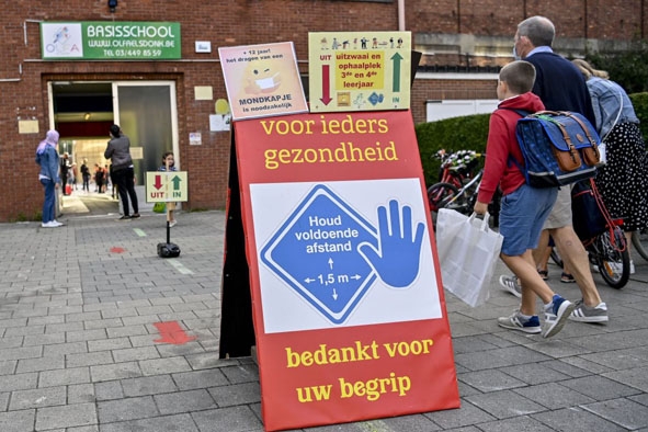 Học sinh đeo khẩu trang phòng lây nhiễm Covid-19 tại một trường học ở Antwerp, Bỉ.    Ảnh: AFP/TTXVN