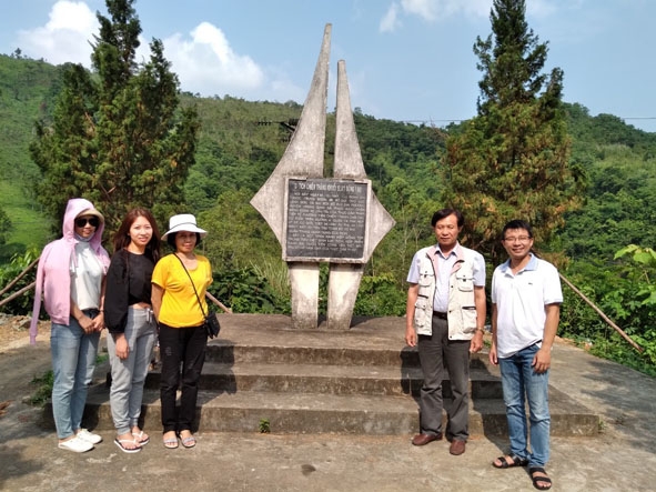 Du khách chụp hình lưu niệm tại Di tích chiến thắng Khuổi Slao - Bông Lau  (huyện Tràng Định, tỉnh Lạng Sơn). 