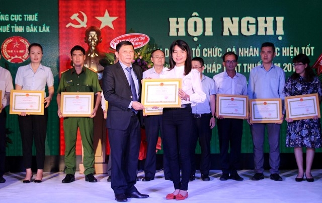 Phó Chủ tịch Thường trực UBND tỉnh Nguyễn Tuấn Hà trao giấy khen UBND tỉnh tặng cho các tập thể, cá nhân