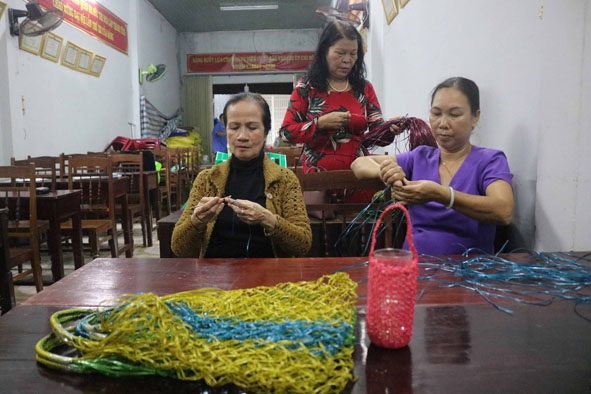 Chị Trần Thị Ngọc Hương và chị Nguyễn Thị Đềm (tổ dân phố 6) làm túi xách từ dây nhựa.  