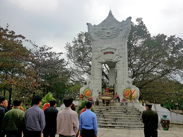 Nhiều đoàn khách viếng Nghĩa trang Liệt sĩ Quốc gia Trường Sơn.    Ảnh: cand.com.vn