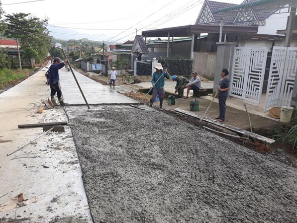 Người dân xã Ea Riêng tham gia làm đường giao thông nông thôn.  