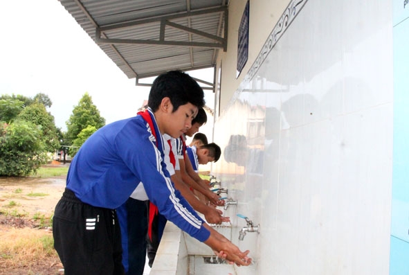 Công trình cấp nước và vệ sinh trường học của Trường Tiểu học và THCS Hùng Vương (thôn 6, xã Ea M'nang, huyện Cư M'gar) được đầu tư xây dựng từ nguồn vốn của Chương trình “Mở rộng quy mô vệ sinh và nước sạch nông thôn dựa trên kết quả”.