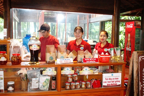 Lao động làm việc tại Khu du lịch sinh thái văn hóa cộng đồng Ko Tam. 